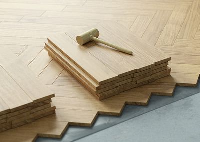 Hellbraunes Laminat wird gelegt und ist noch nicht beendet
