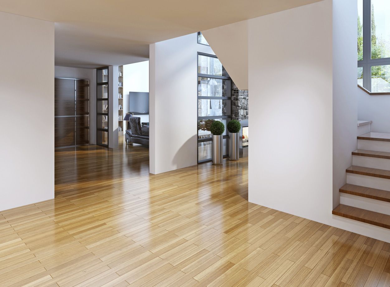 Ein sauberes, modernes Zimmer mit Laminatboden und minimalistischer Einrichtung
