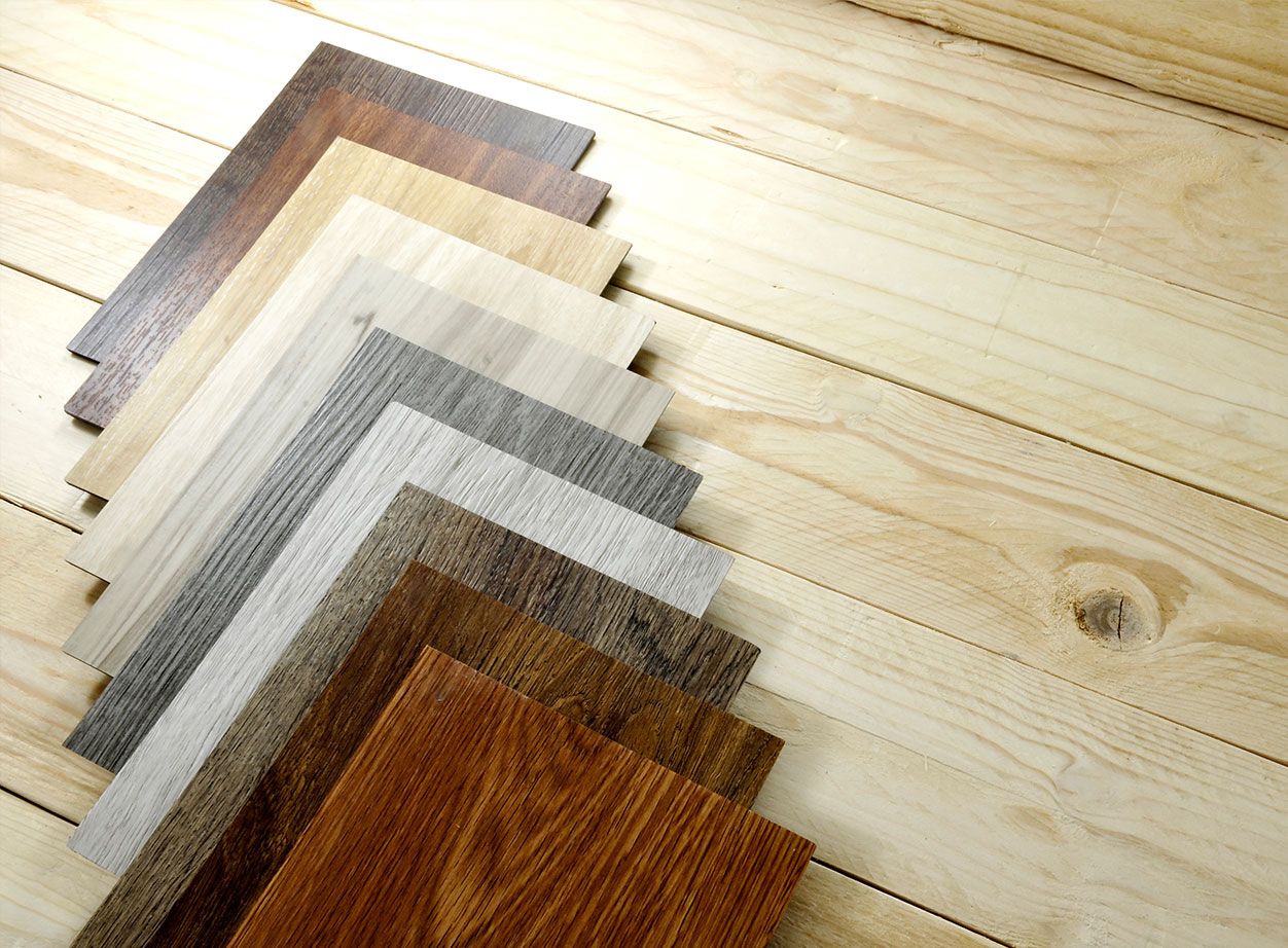 Verschiedene Laminatbodenmuster auf einem Laminatboden angeordnet
